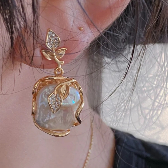 Handcrafted Artistic Natural Freshwater Baroque Pearl Set. - Picture 7 of 8